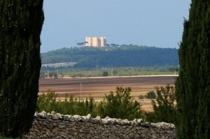 Blick von Torre di Nebbia zum Castello del Monte Zum Vergrößern: Klick auf das Foto